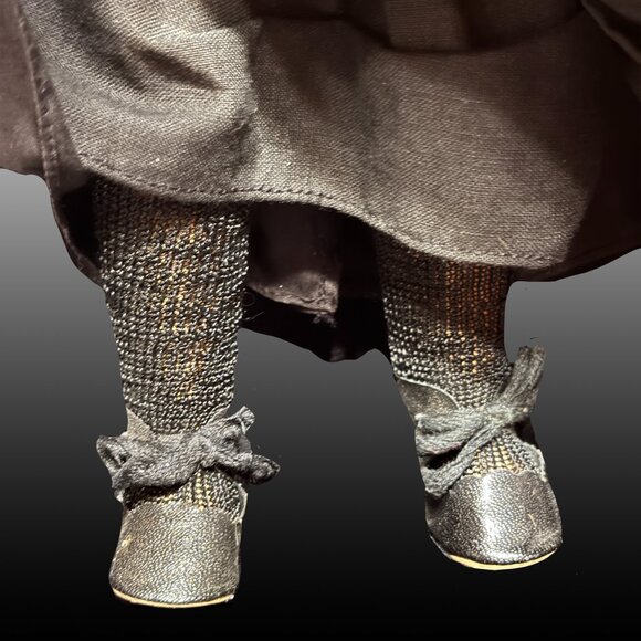 Collectible WWII era nun doll - Picture 5 of 6